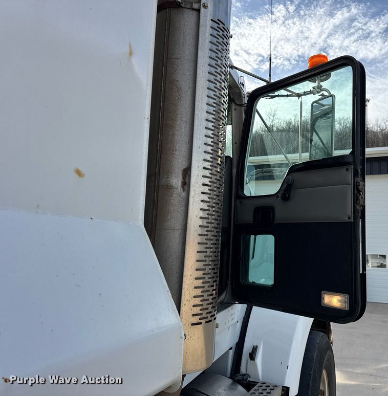 image for item DH9820 2005 Kenworth T800 dump truck