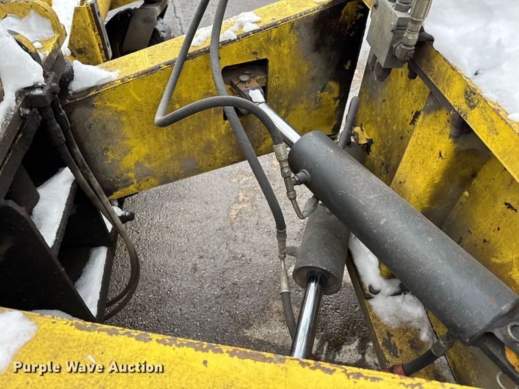 image for item DH9850 2005 MB Companies Oshkosh HB2723 street sweeper truck