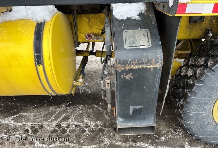 image for item DH9850 2005 MB Companies Oshkosh HB2723 street sweeper truck