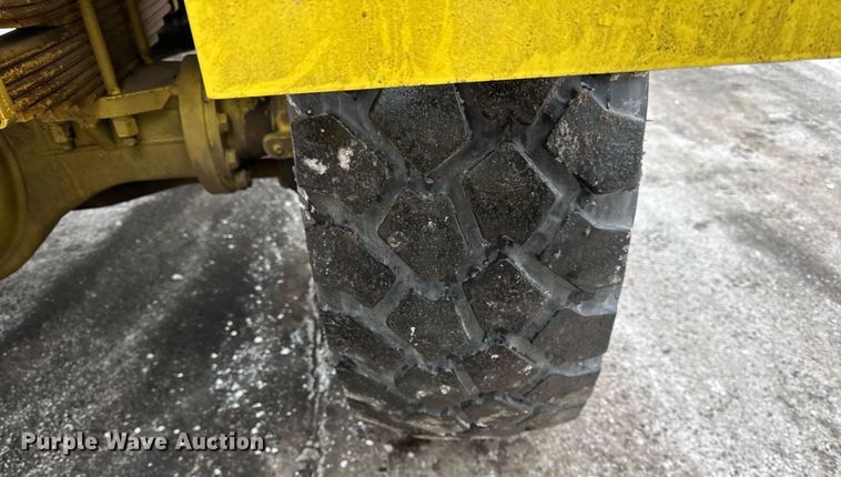 image for item DH9850 2005 MB Companies Oshkosh HB2723 street sweeper truck