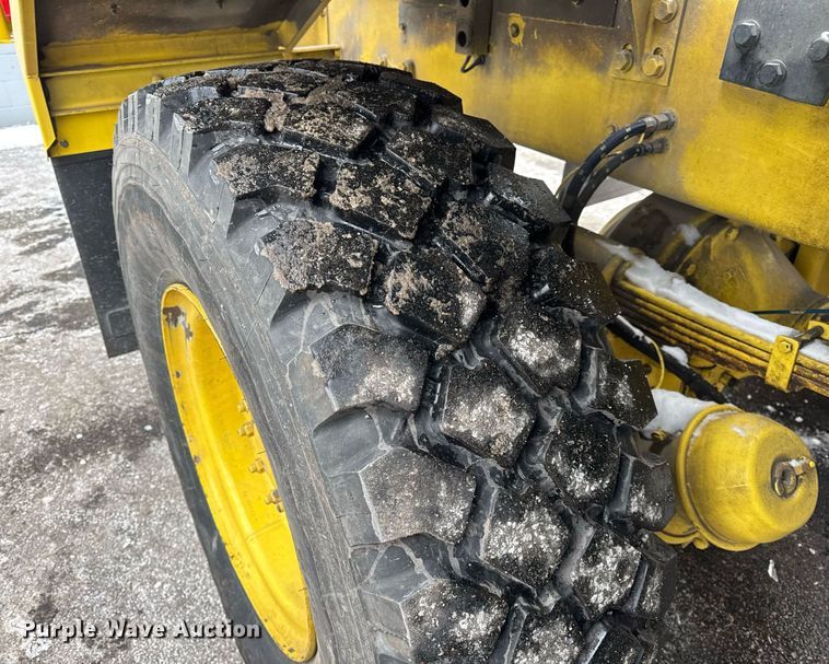 image for item DH9850 2005 MB Companies Oshkosh HB2723 street sweeper truck