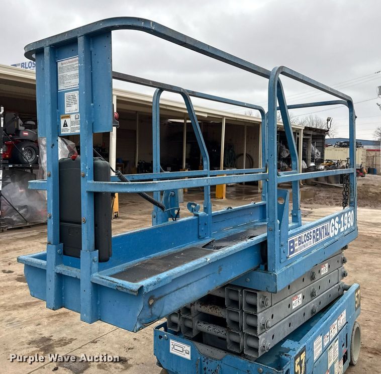 image for item DM5566 2005 Genie Lift GS-1930 scissor lift