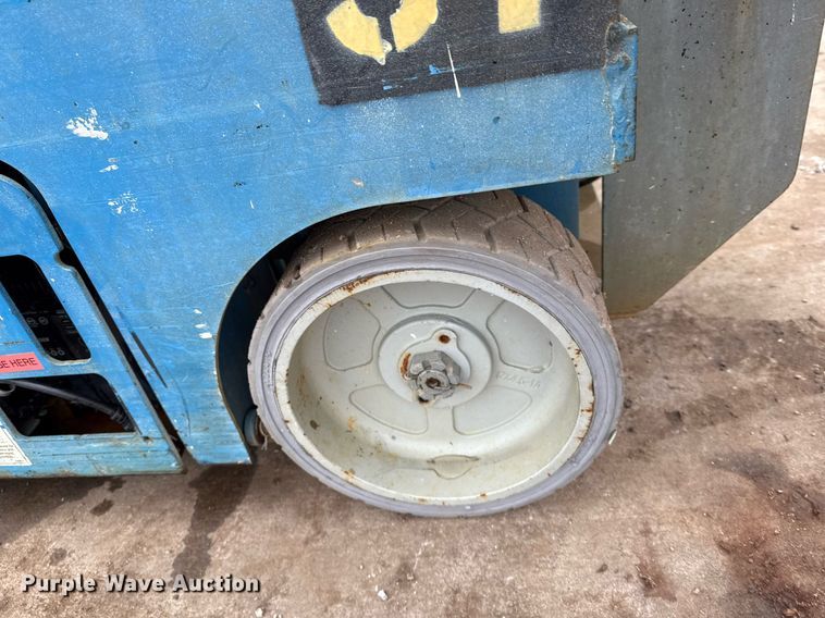 image for item DM5566 2005 Genie Lift GS-1930 scissor lift