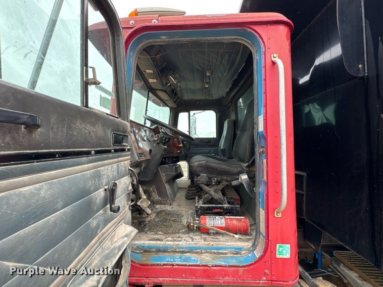 image for item DO0299 1995 International 9200 dump truck