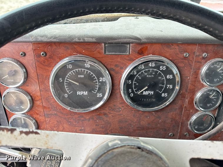 image for item DO0299 1995 International 9200 dump truck