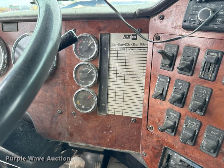 image for item DO0299 1995 International 9200 dump truck