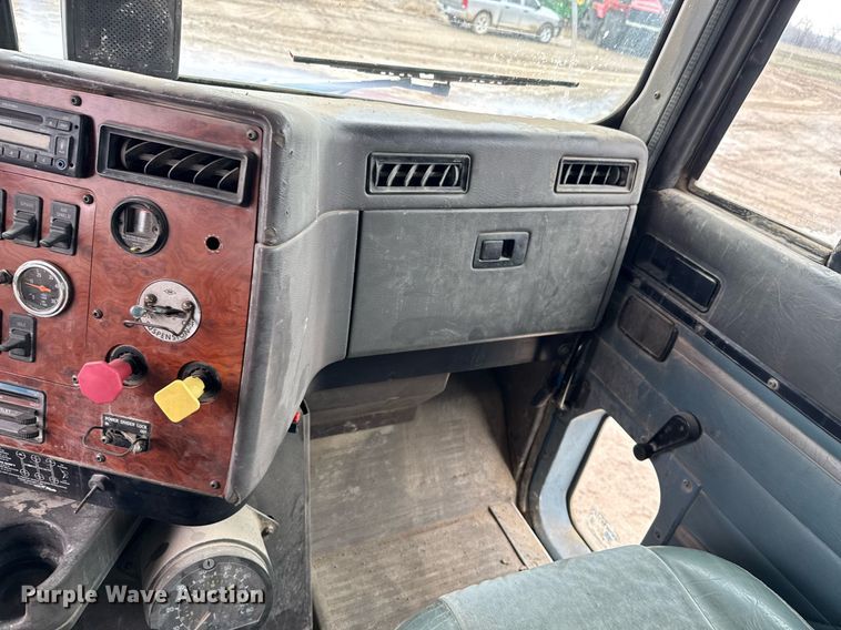 image for item DO0299 1995 International 9200 dump truck