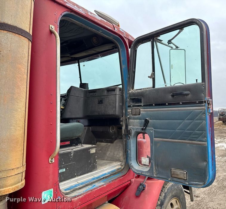 image for item DO0299 1995 International 9200 dump truck