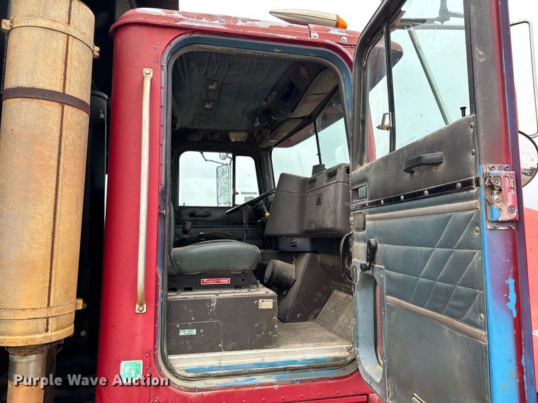 image for item DO0299 1995 International 9200 dump truck
