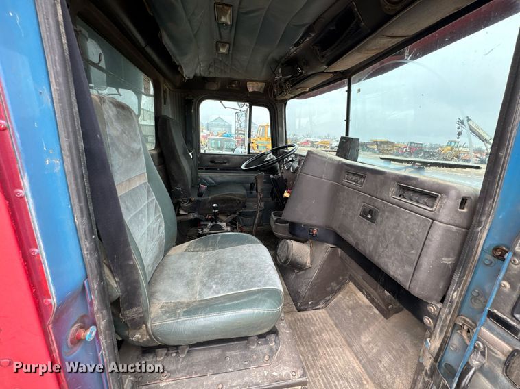 image for item DO0299 1995 International 9200 dump truck