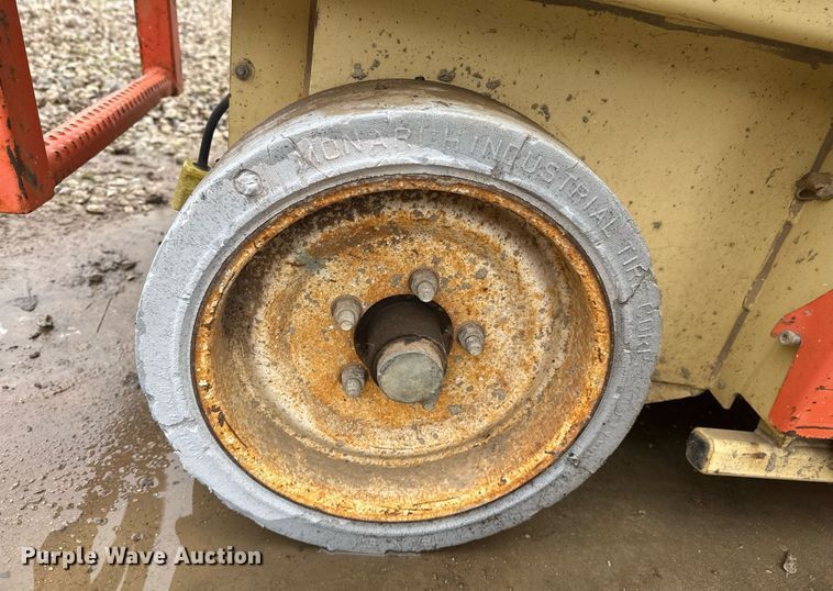 image for item DO0367 JLG 2033E3 scissor lift