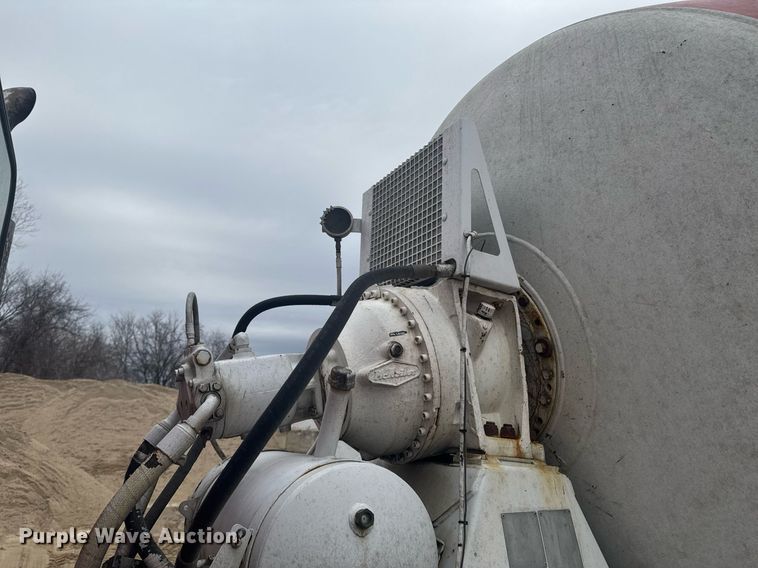 image for item DO0372 2005 Peterbilt 357 ready mix truck