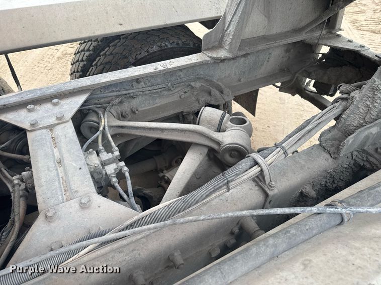 image for item DO0372 2005 Peterbilt 357 ready mix truck