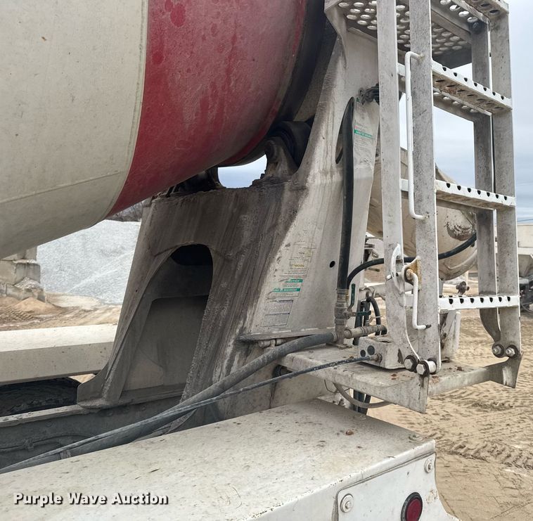 image for item DO0372 2005 Peterbilt 357 ready mix truck