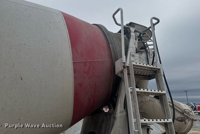 image for item DO0372 2005 Peterbilt 357 ready mix truck