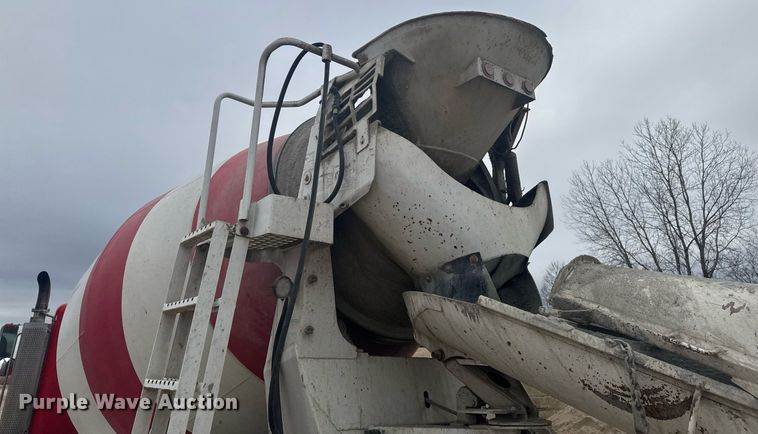 image for item DO0372 2005 Peterbilt 357 ready mix truck