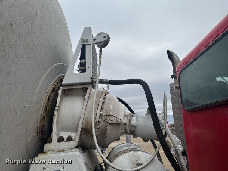 image for item DO0372 2005 Peterbilt 357 ready mix truck