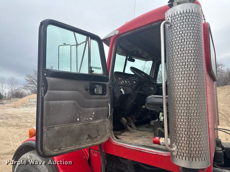 image for item DO0372 2005 Peterbilt 357 ready mix truck