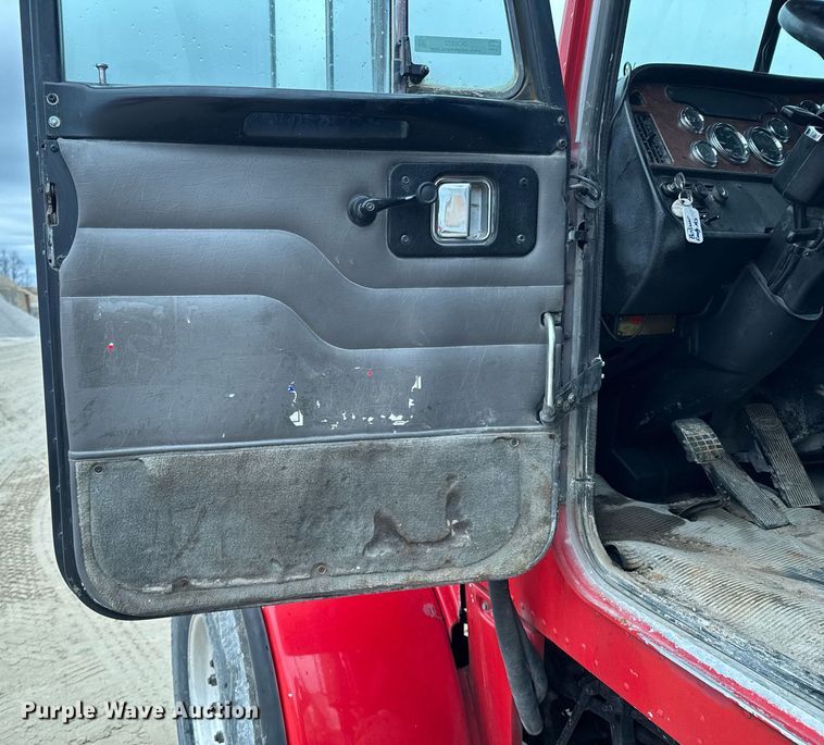 image for item DO0372 2005 Peterbilt 357 ready mix truck