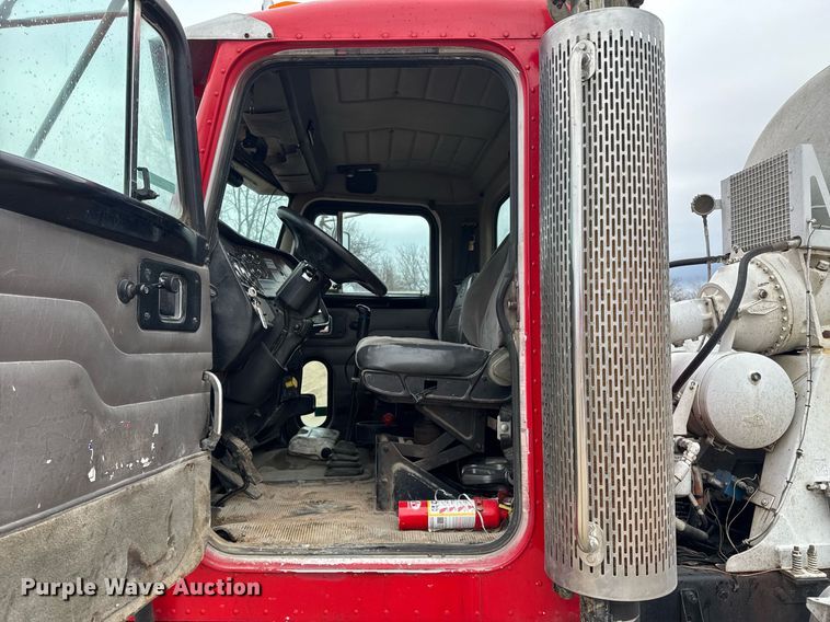 image for item DO0372 2005 Peterbilt 357 ready mix truck