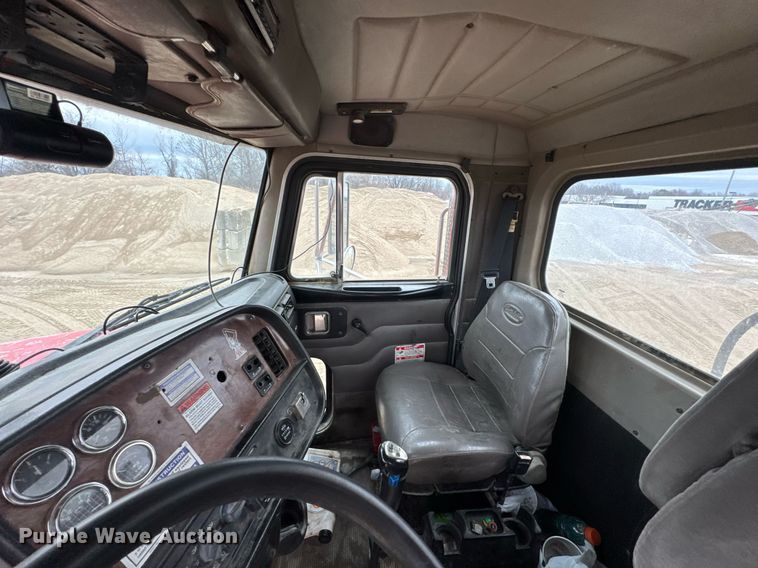 image for item DO0372 2005 Peterbilt 357 ready mix truck