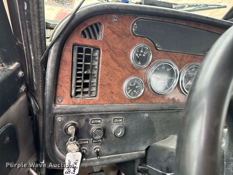 image for item DO0372 2005 Peterbilt 357 ready mix truck