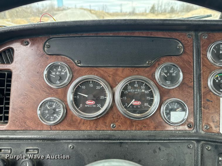 image for item DO0372 2005 Peterbilt 357 ready mix truck