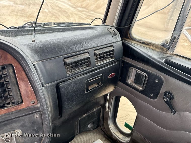 image for item DO0372 2005 Peterbilt 357 ready mix truck