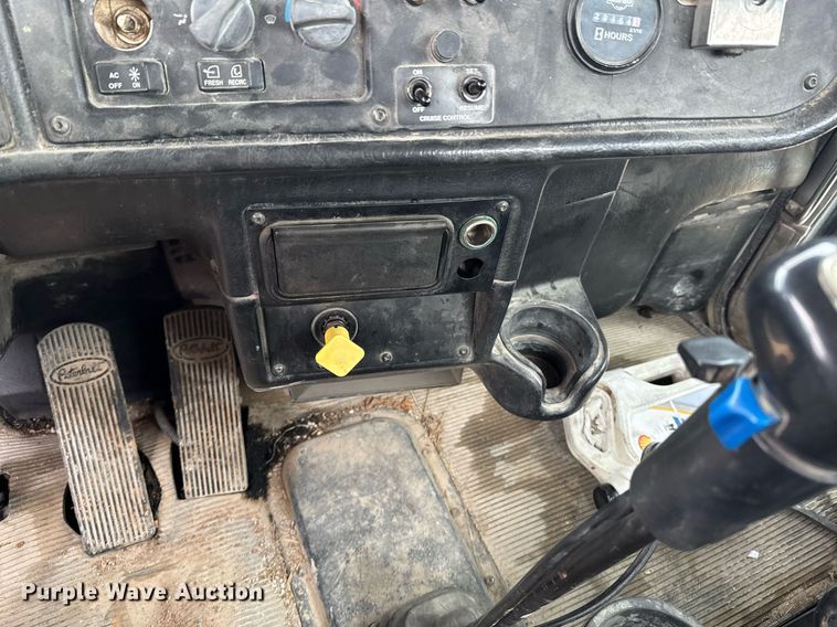 image for item DO0372 2005 Peterbilt 357 ready mix truck