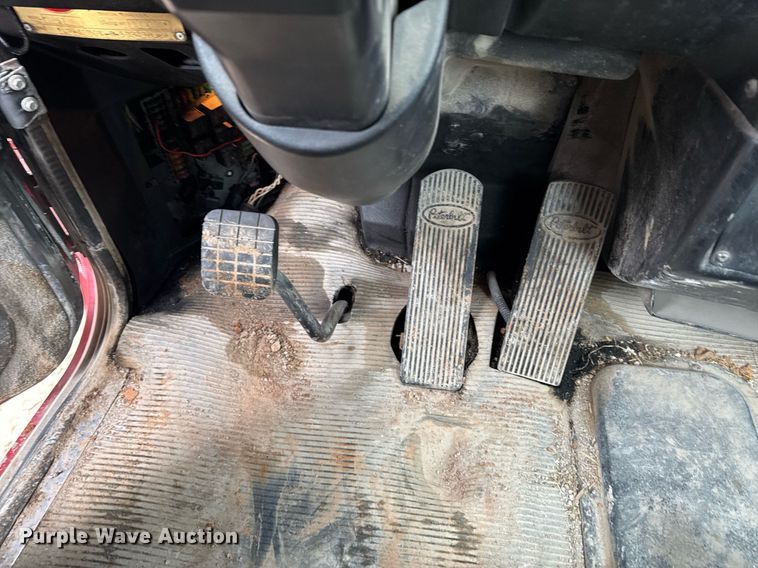 image for item DO0372 2005 Peterbilt 357 ready mix truck