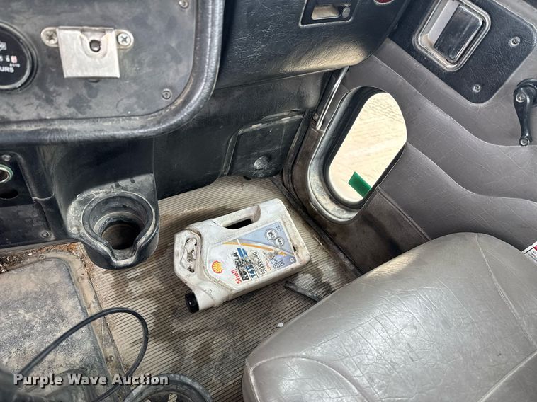 image for item DO0372 2005 Peterbilt 357 ready mix truck