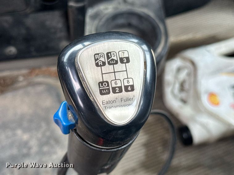 image for item DO0372 2005 Peterbilt 357 ready mix truck