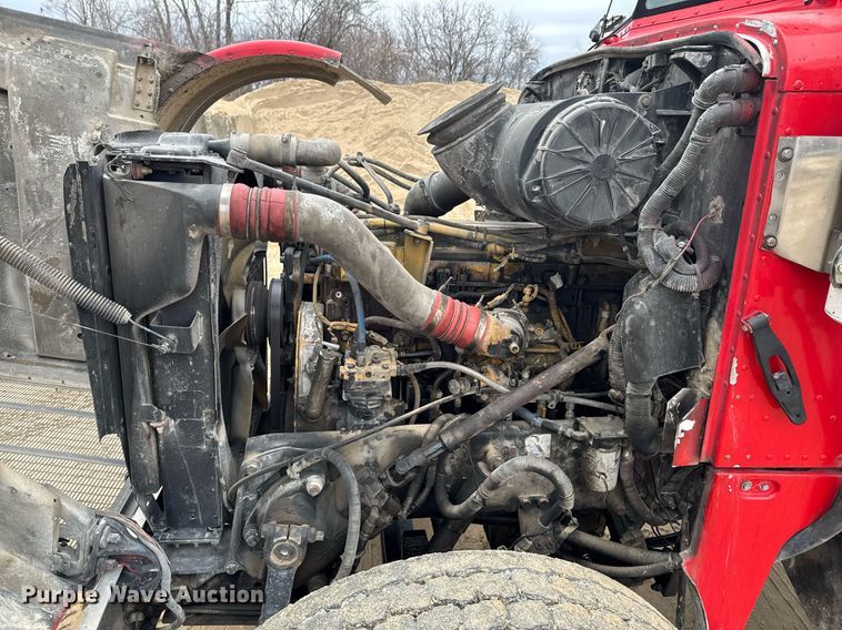 image for item DO0372 2005 Peterbilt 357 ready mix truck