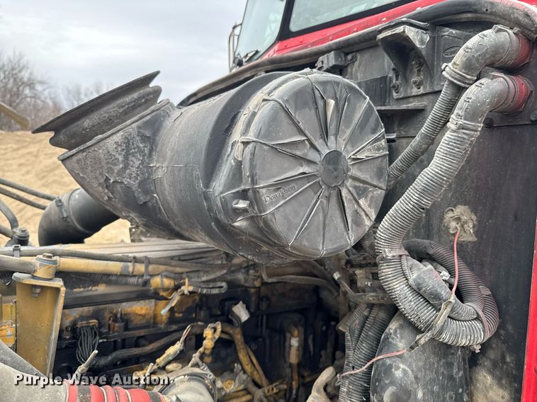 image for item DO0372 2005 Peterbilt 357 ready mix truck