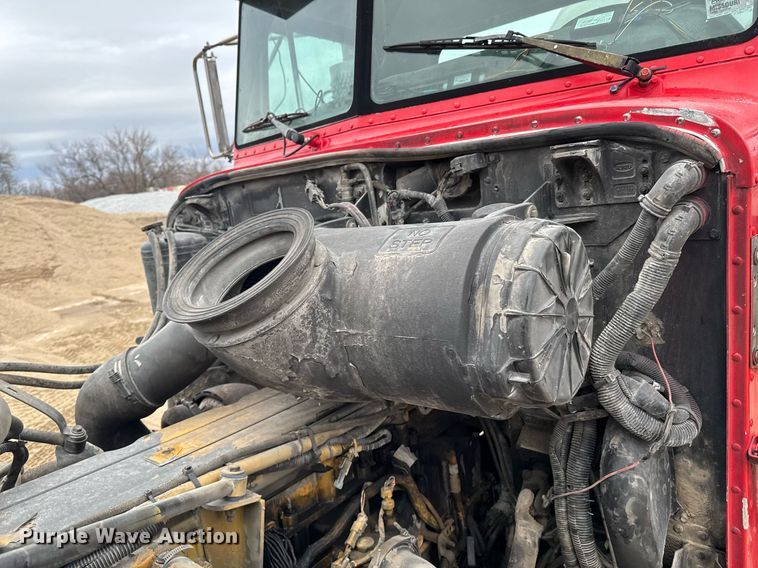 image for item DO0372 2005 Peterbilt 357 ready mix truck