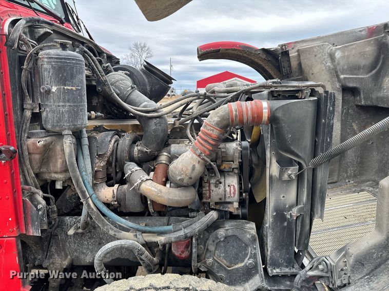 image for item DO0372 2005 Peterbilt 357 ready mix truck