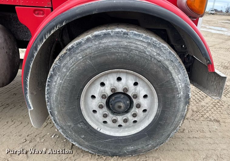 image for item DO0372 2005 Peterbilt 357 ready mix truck