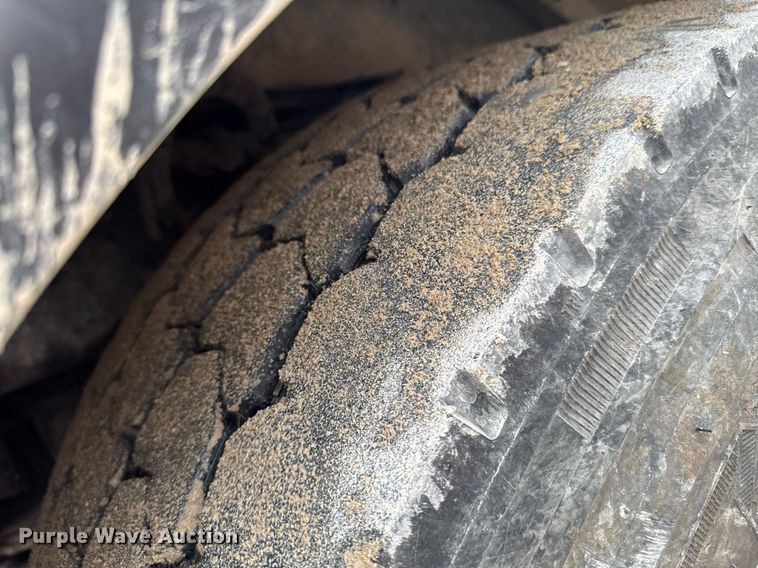 image for item DO0372 2005 Peterbilt 357 ready mix truck