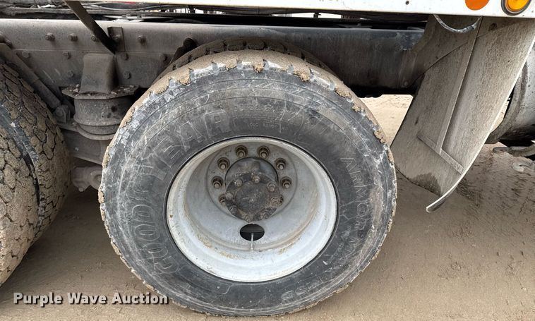 image for item DO0372 2005 Peterbilt 357 ready mix truck