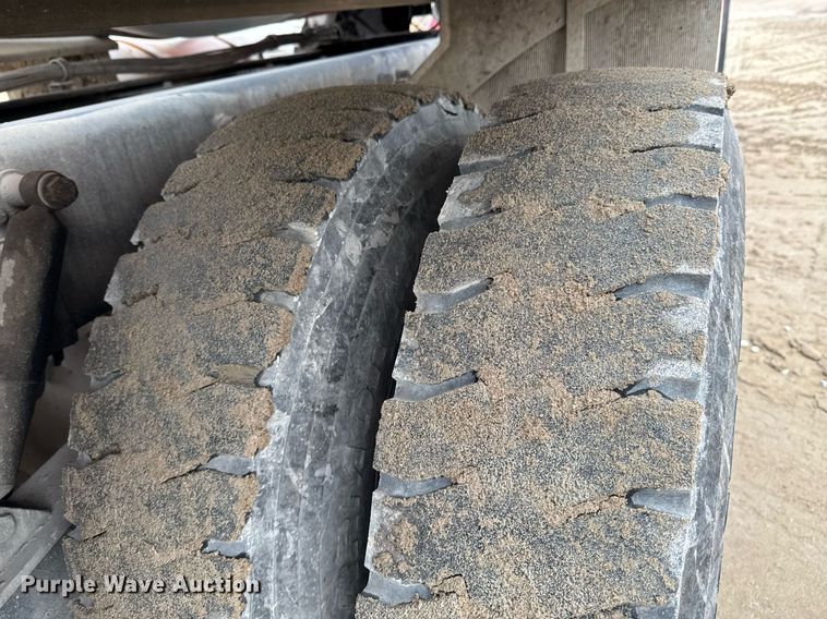 image for item DO0372 2005 Peterbilt 357 ready mix truck