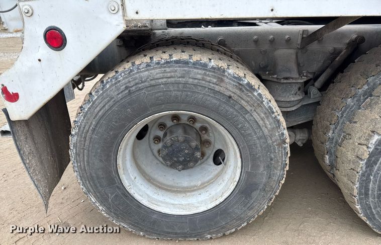 image for item DO0372 2005 Peterbilt 357 ready mix truck