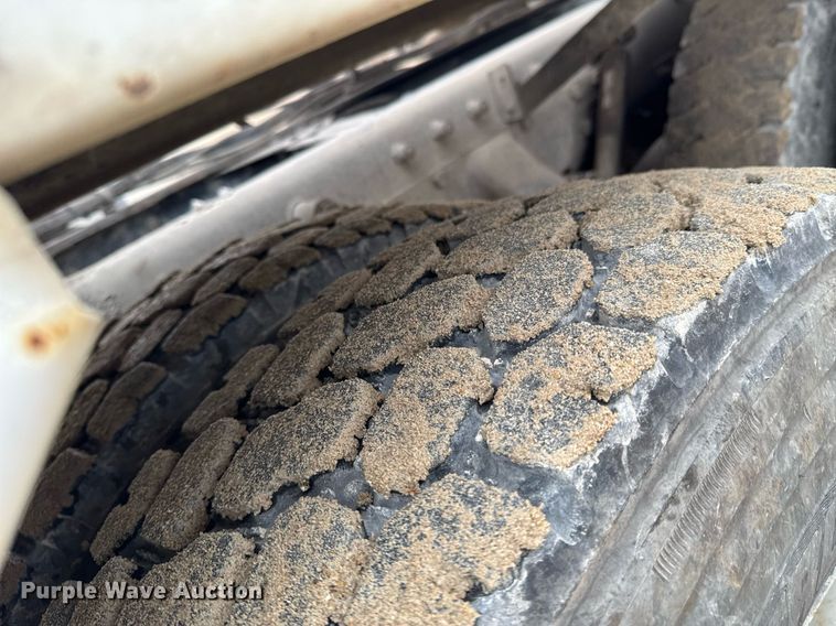 image for item DO0372 2005 Peterbilt 357 ready mix truck