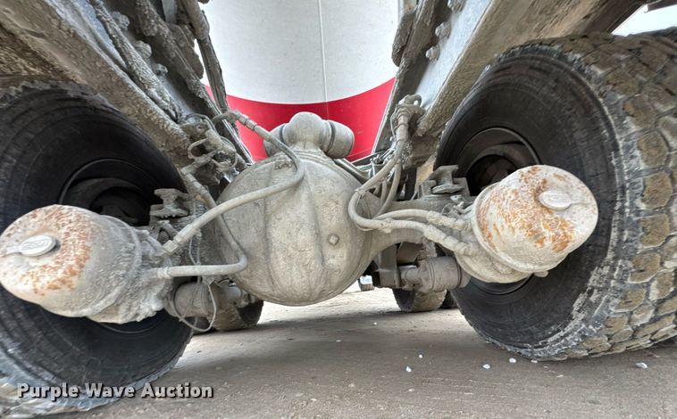 image for item DO0372 2005 Peterbilt 357 ready mix truck