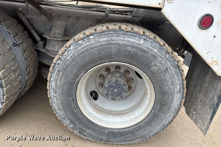 image for item DO0372 2005 Peterbilt 357 ready mix truck