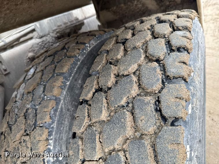 image for item DO0372 2005 Peterbilt 357 ready mix truck