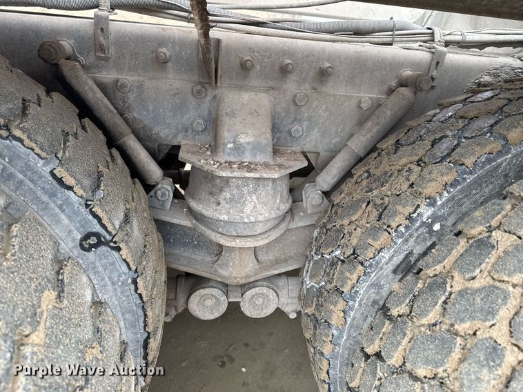 image for item DO0372 2005 Peterbilt 357 ready mix truck