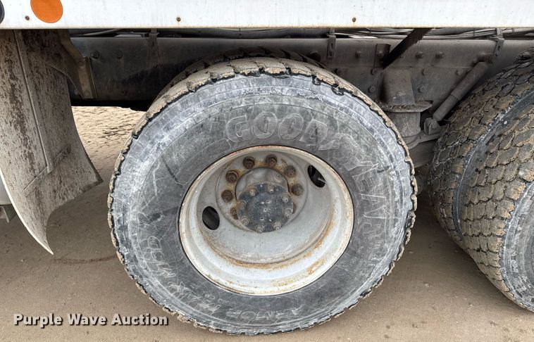 image for item DO0372 2005 Peterbilt 357 ready mix truck