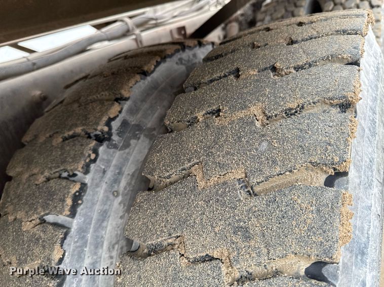 image for item DO0372 2005 Peterbilt 357 ready mix truck