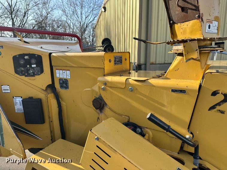 image for item DQ6618 2013 Vermeer BC1000XL wood chipper