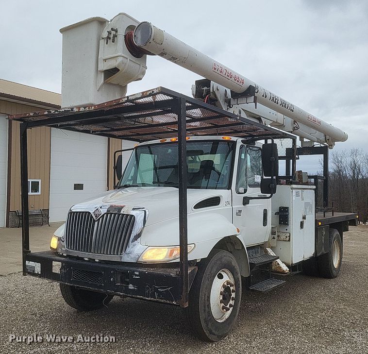 image for item DS5224 2003 International 4300 bucket truck